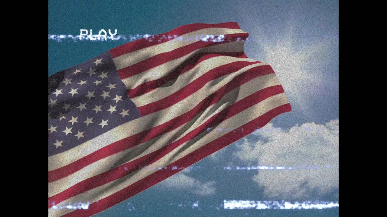 animación digital de vhs efecto de falla contra la bandera estadounidense ondeando contra el cielo azul