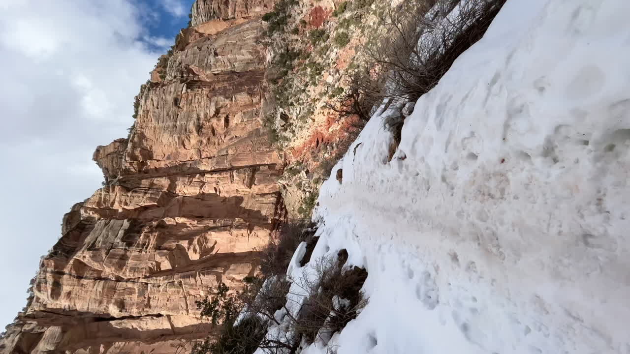 un cañón nevado que luego se desliza para revelar el gran cañón - orientación vertical