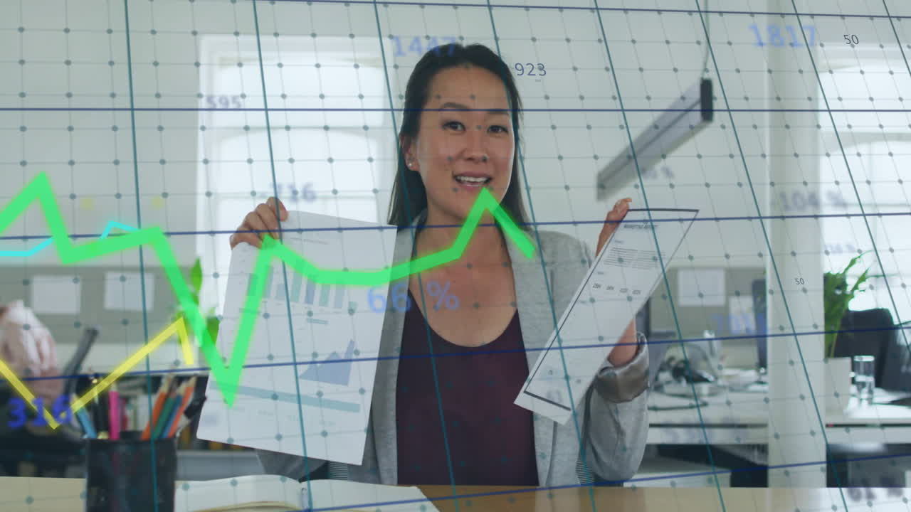 animación del procesamiento de datos financieros sobre una mujer de negocios biracial en la oficina