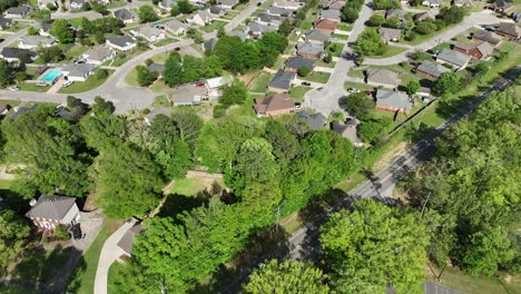 Aerial-4K-Pan-of-Suburban-Area-with-Roads,-Houses,-and-Horizon-with-Blue-Sky