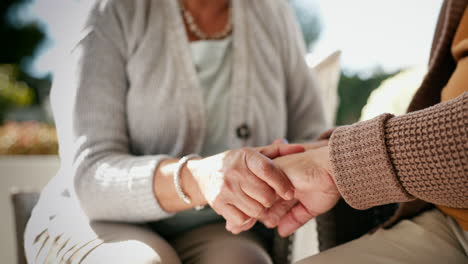 manos, empatía y apoyo con una pareja de ancianos