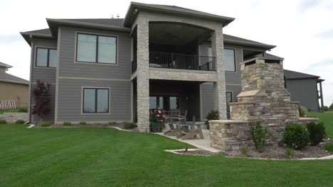 Patio-Trasero-De-Una-Casa-En-Un-Campo-De-Golf-En-Iowa