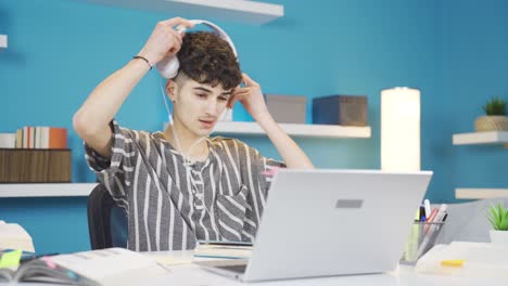 el estudiante que se aburre de la lección abandona la lección a mitad de camino.