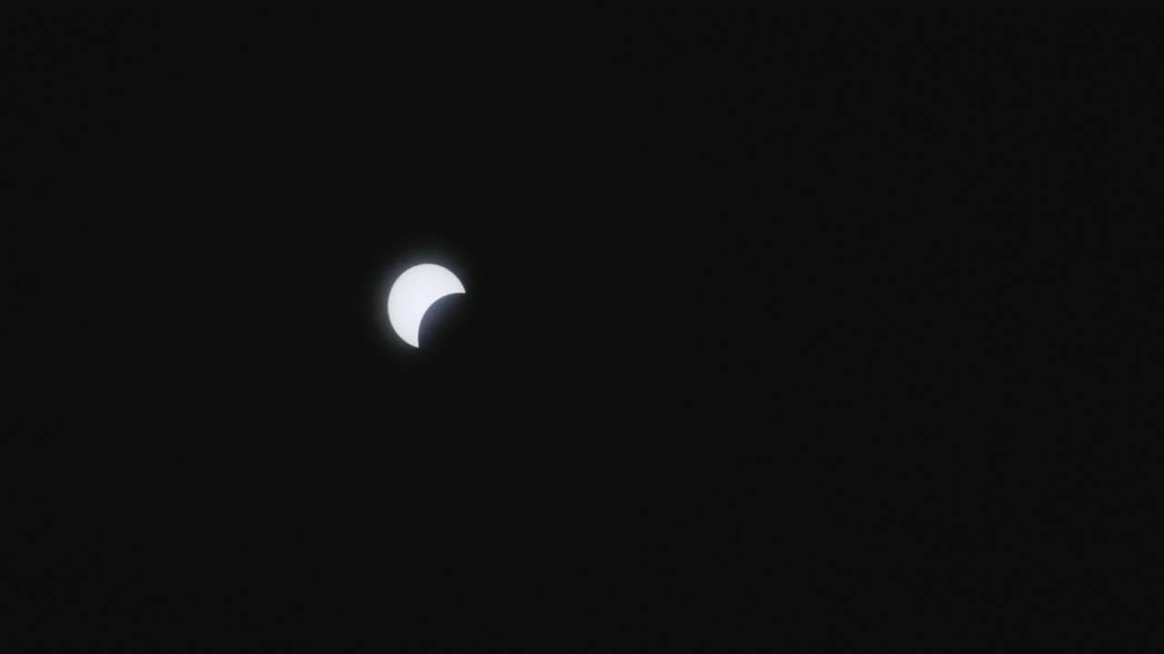 un eclipse solar capturado en little rock, arkansas, estados unidos