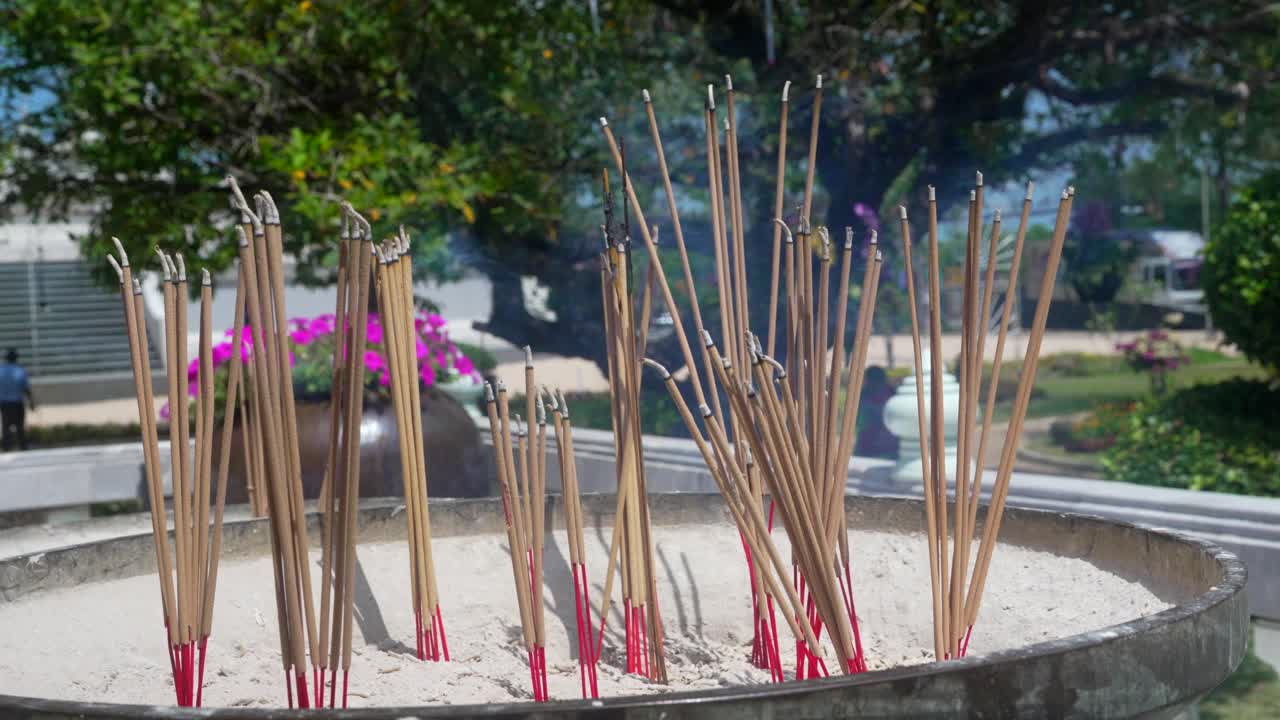 palitos de incienso fuera del templo budista en phuket, tailandia chalong