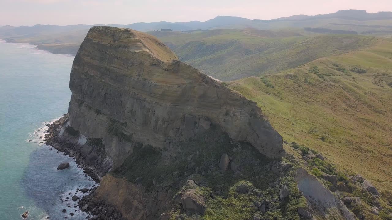 вид с воздуха на кастл-рок возле кастлпойнта на побережье вайрарапы, новая зеландия