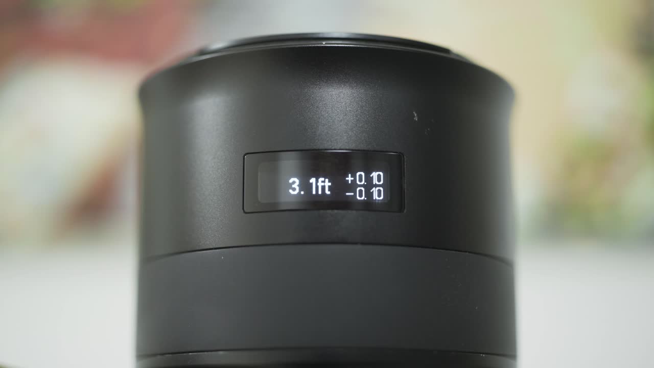 Display dell'obiettivo della fotocamera che mostra la distanza di messa a fuoco