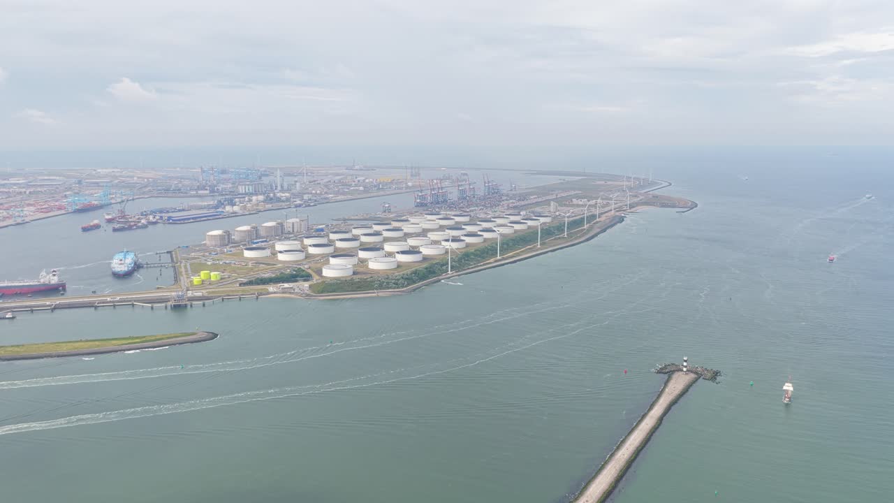 Terminal LNG untuk penyimpanan dan transportasi gas alam di Pelabuhan Rotterdam, Belanda