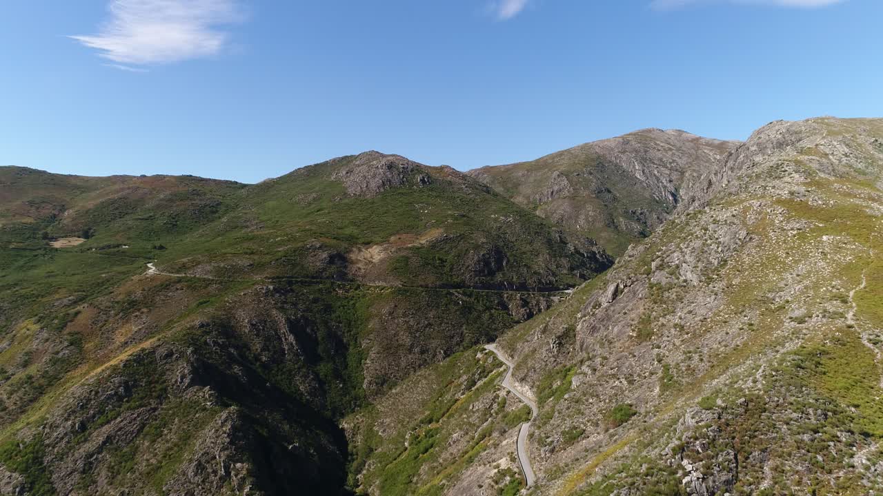 vista aérea de las montañas en el cielo azul
