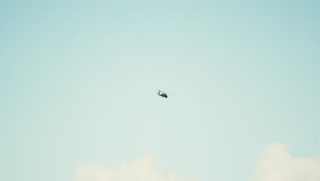 disparo en cámara lenta de un helicóptero militar volando en el cielo