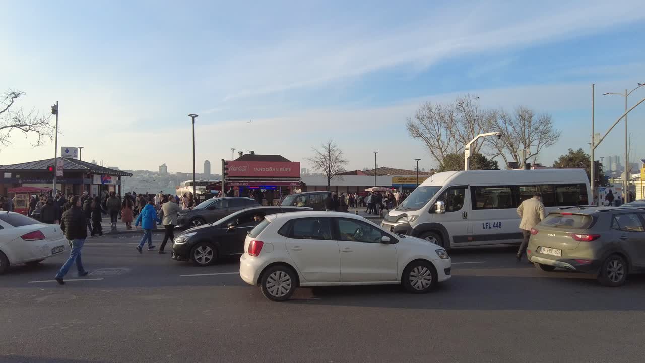 교통과 보행자들과 함께 이스탄불 시내 거리 장면