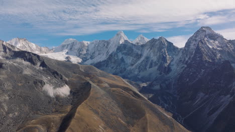 tomada aérea de un dron del paisaje del campamento base de ama dablam en el campamento base del everest, nepal