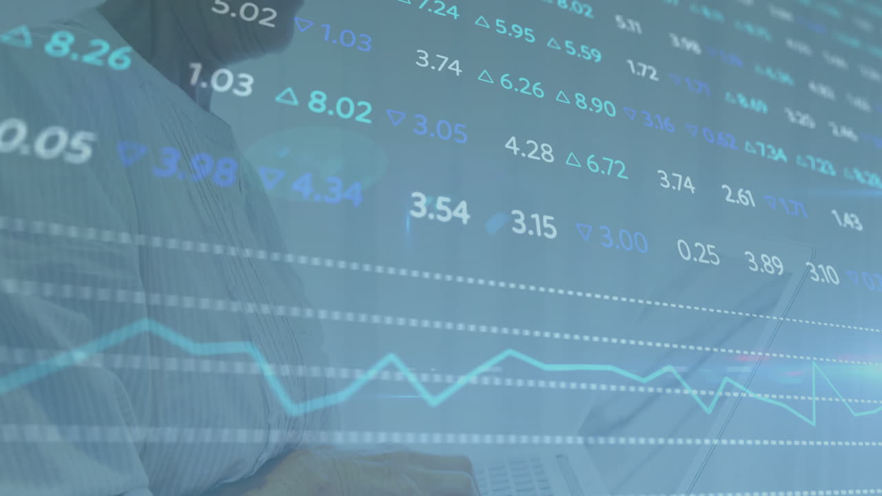 Utilizzando un tablet digitale, una persona analizza un'animazione di dati finanziari e del mercato azionario.