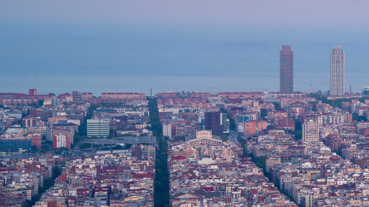 Timelapse di Barcellona al tramonto visto dal Turó de la Rovira o Bunkers del Carmel