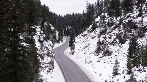 Navigieren-Durch-Die-Frostige-Kurve-Der-Kelowna-Rock-Creek-Road