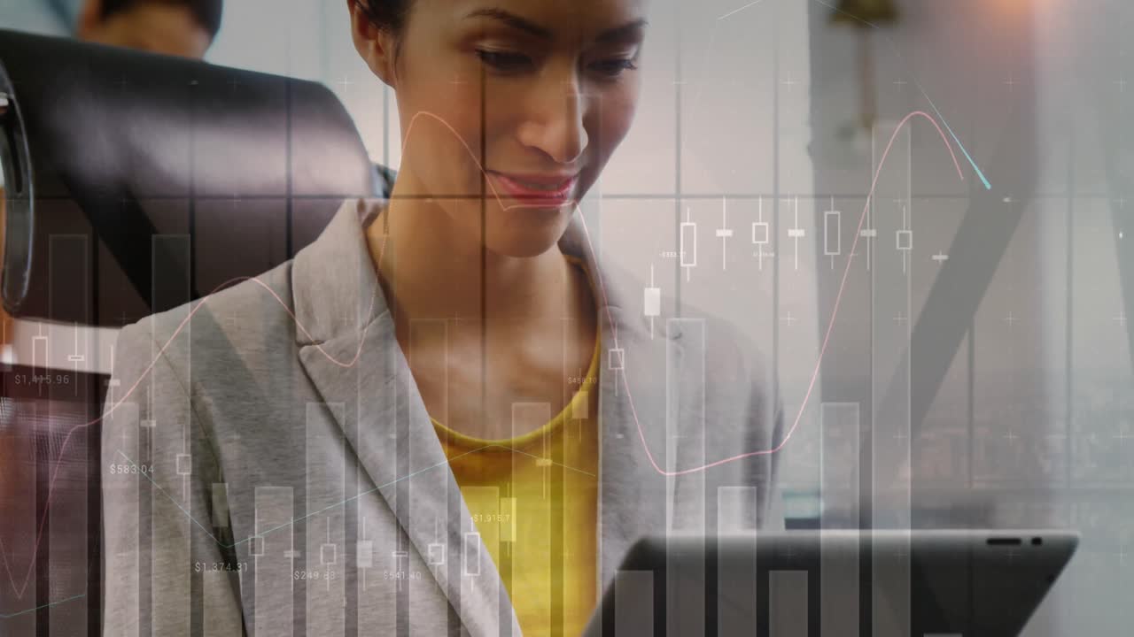 animación del procesamiento de datos sobre una mujer de negocios caucásica que usa una tableta