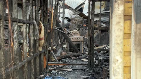 en las secuelas de un grave incendio, los tristes restos de lo que una vez fue una encantadora casa de madera en el sur de la isla de ern de chiloe