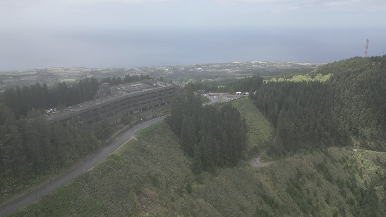 hotel abandonado en una ladera nebulosa con vistas al océano en sete cidades, portugal