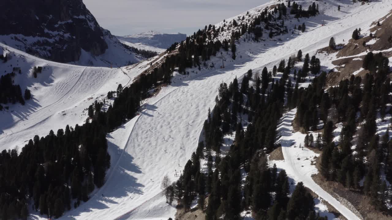 estación de esquí alpina con nieve