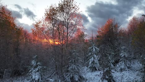 hermosa puesta de sol sobre las montañas