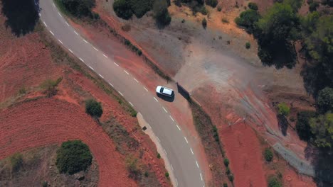 Seguimiento-De-Coches-Desde-Drones-A-60mts-En-Alta-Vista-Siguiendo-La-Carretera-De-Montaña