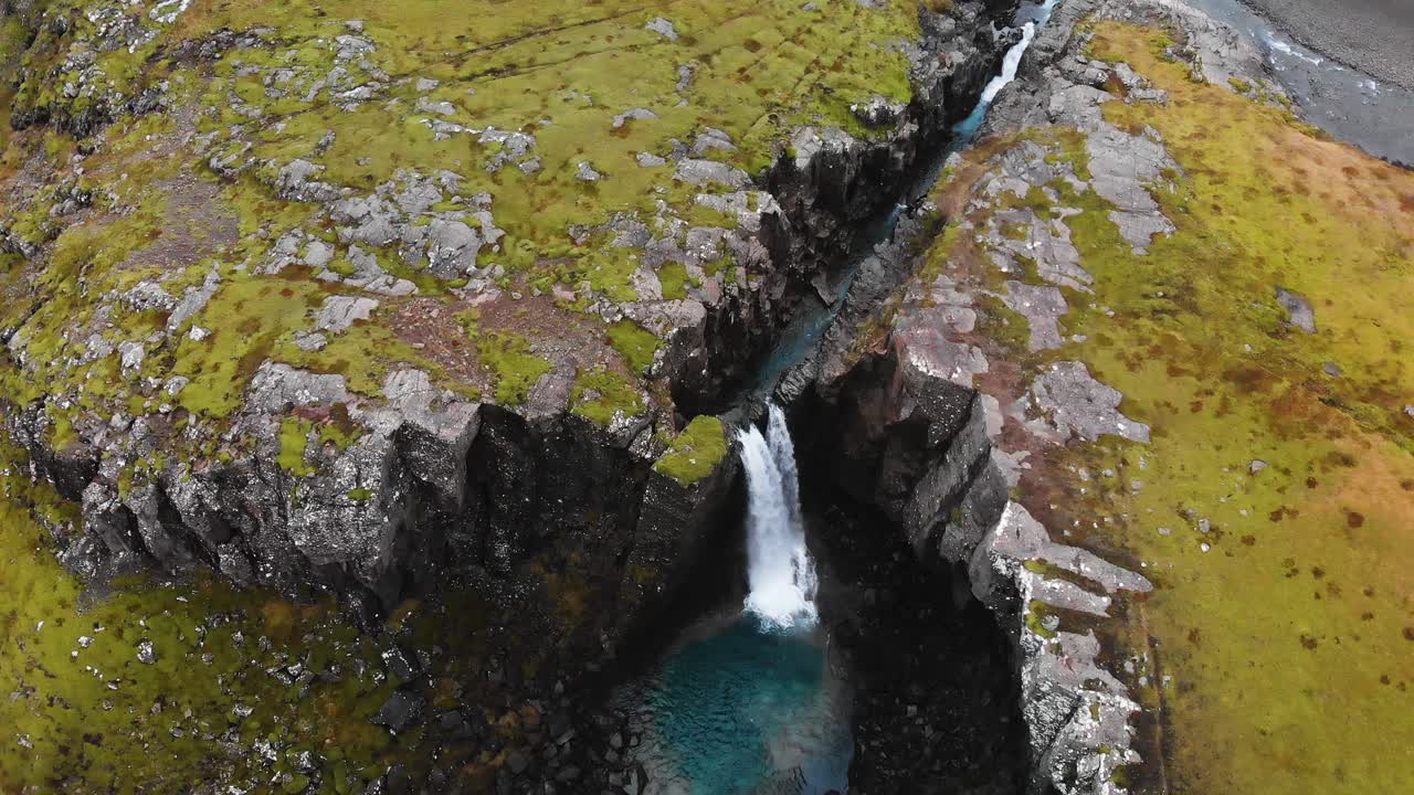 imágenes aéreas de las montañas de islandia que muestran una cascada grabada desde arriba