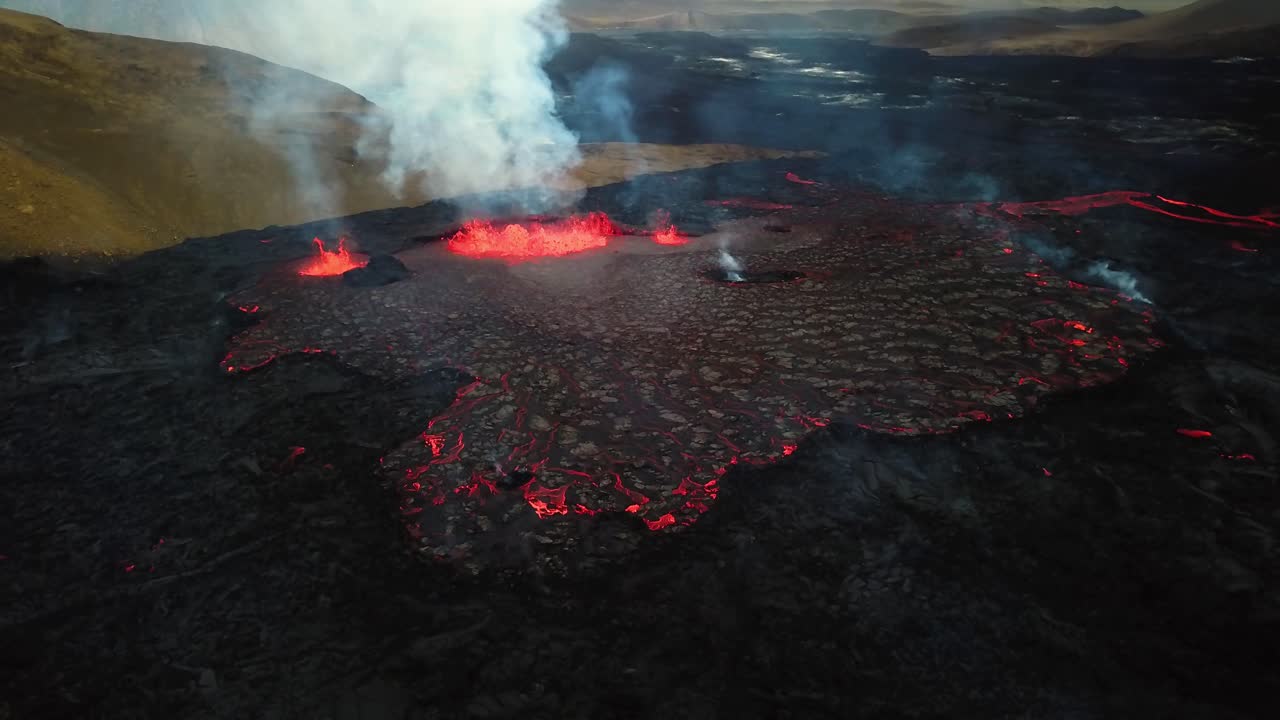 vista panorámica aérea de magma y lava en erupción en el valle meradalir, del volcán fagradalsfjall, con humo saliendo