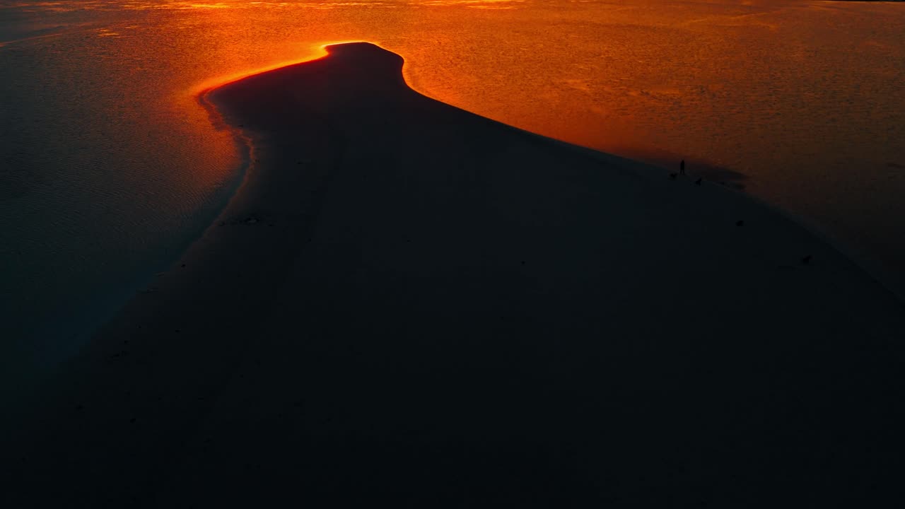 un atardecer naranja ardiente brillando en una playa exótica