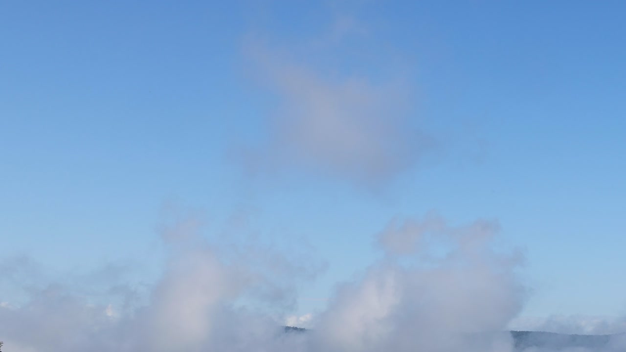 구름은 빠르게 움직이고 모양을 바니다.