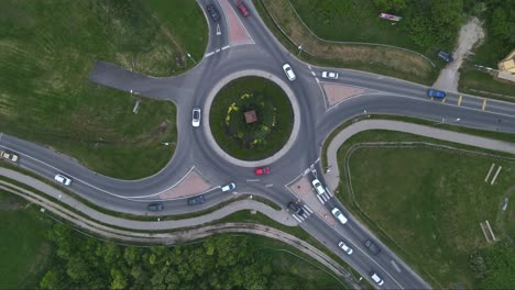 vista aérea de la rotonda con los coches que pasan