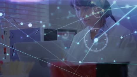animación de la red de conexiones sobre la científica caucásica que trabaja en el laboratorio