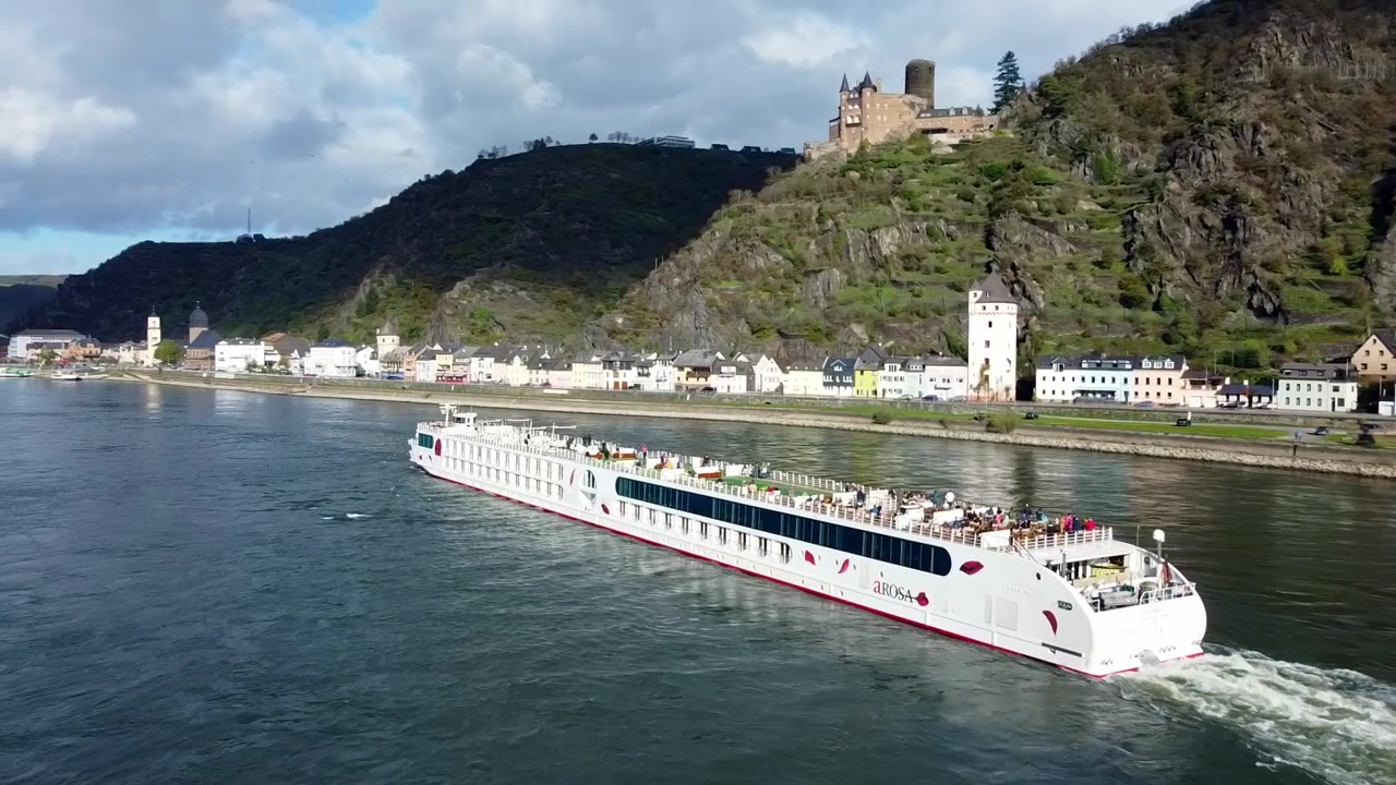 Crociera sul fiume Reno. Vista aerea. Una barca naviga lungo il fiume Reno con il Castello di Katz sulla collina sopra Sankt Goarshausen. Valle del Reno Romantica. Renania-Palatinato, Germania.