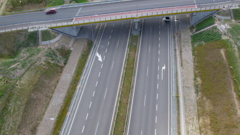 Luftaufnahme-Der-Brücke-über-Die-Autobahn,-Die-über-Fahrspuren-Vorwärts-Fliegt