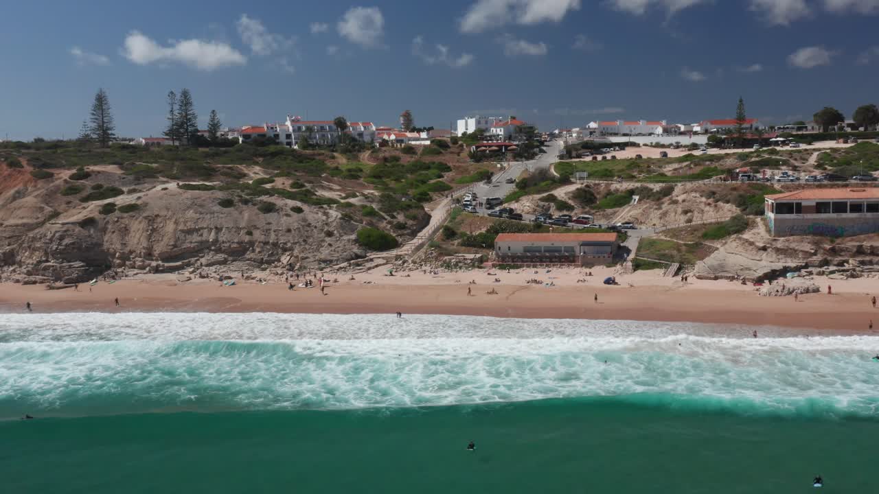 playa de sagres con arena cálida y surf blanco drone panorámica disparado
