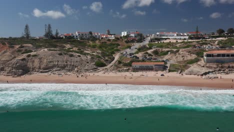 playa de sagres con arena cálida y surf blanco drone panorámica disparado