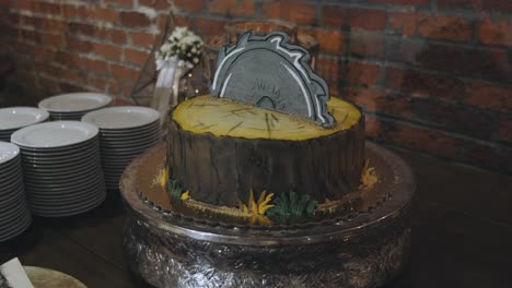 tiro panorámico en cámara lenta del pastel de bodas diseñado como madera y sierra