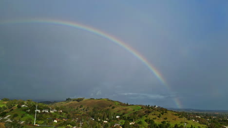 arco iris sobre el majestuoso paisaje cerca de walnut creek en california