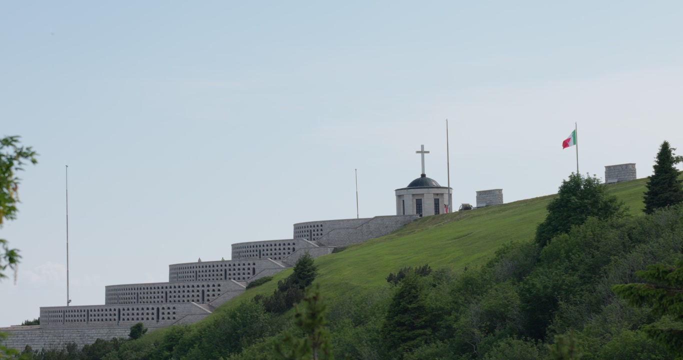 Sacrario Militare di Cima Grappa. Famoso memoriale militare italiano sulla cima del Monte Grappa in Italia. Inquadratura ampia.