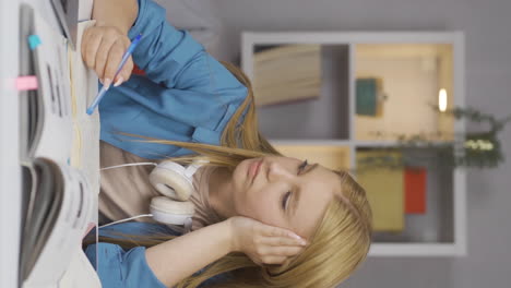 vídeo vertical de una estudiante que sufre del síndrome de agotamiento.