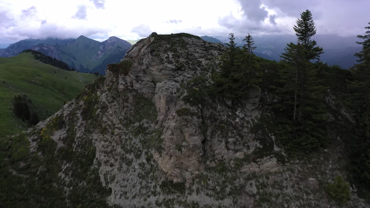 espectacular vista aérea de la cima de una montaña en los alpes franceses