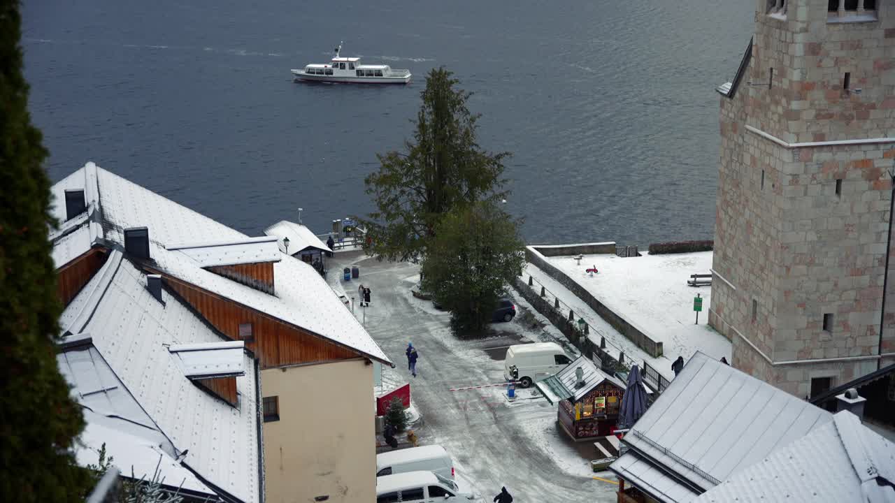 clip filmado en europa en austria desde un pueblo llamado hallstatt que está junto a un lago