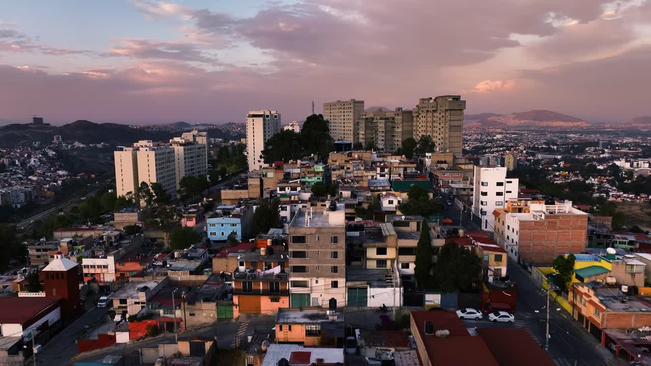 멕시코 나우칼판 에 있는 다채로운 게토 주택 과 콘도미니엄 의 공중 전망