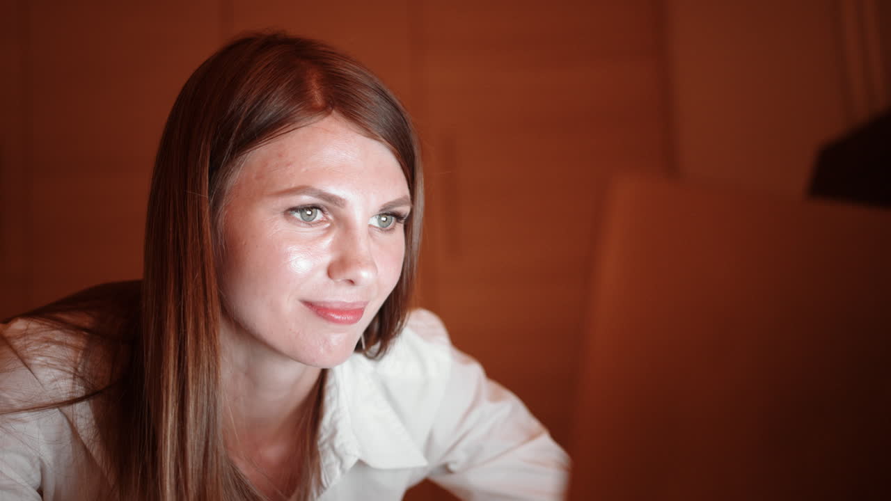 mujer sentada en una habitación bien iluminada