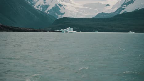 panorama de montañas nevadas desde un barco que navega en el lago argentino en argentina