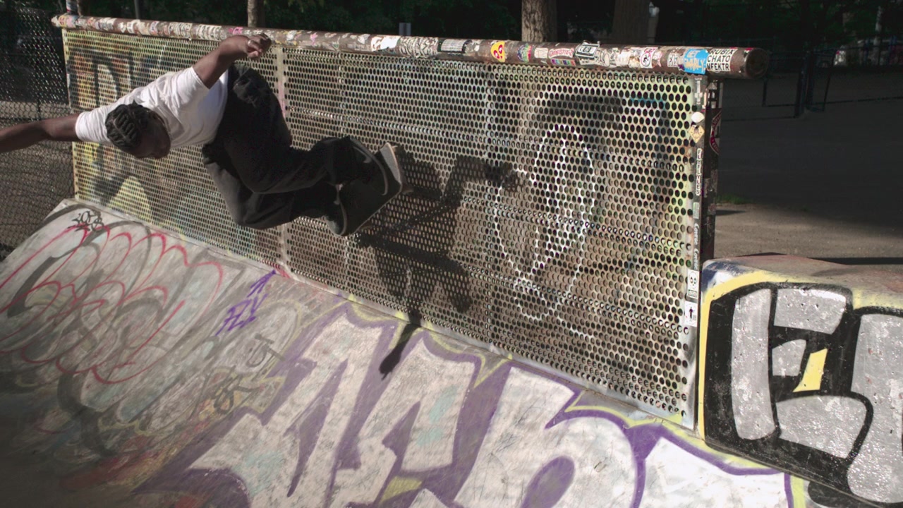 Uno skater in una calda giornata estiva. Ripreso nel Lower East Side di Manhattan