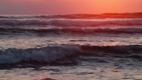 Cámara-Lenta-De-Las-Olas-En-La-Puesta-Del-Sol