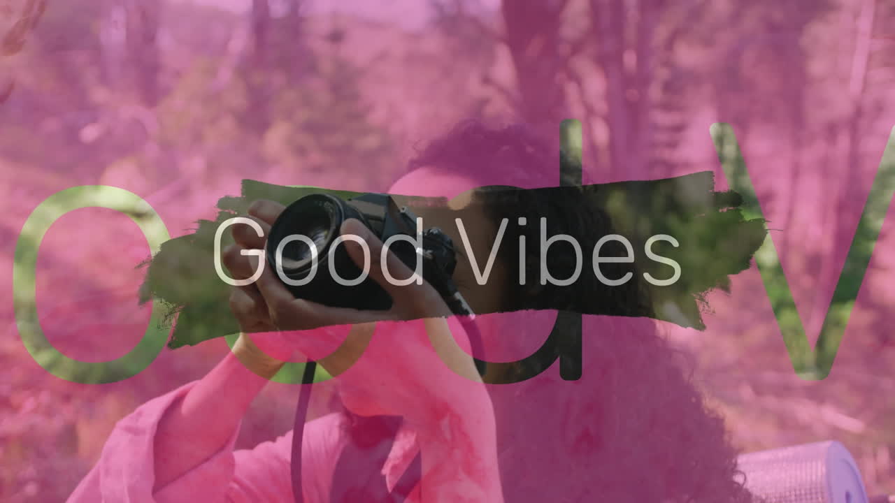 animación de buenas vibraciones texto sobre mujer afroamericana tomando una foto