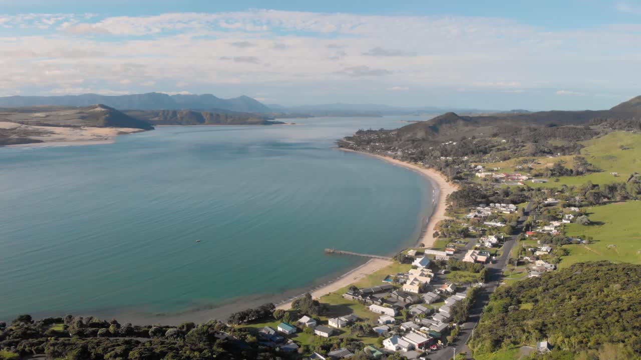 dron de 200% de velocidad volando más bajo hacia omapere, nueva zelanda