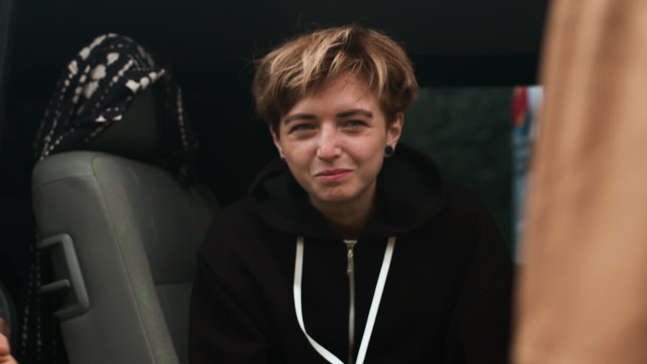 야외에서 식사하는 친구들