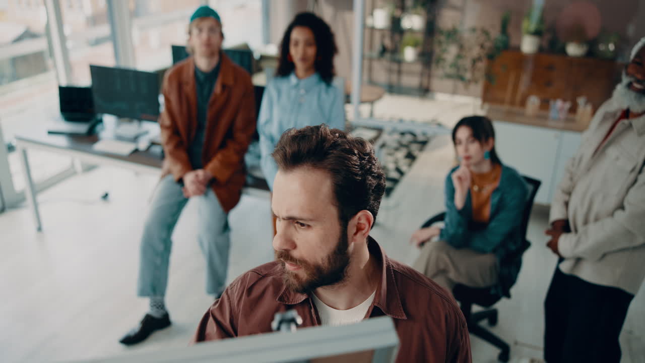 현대적인 사무실에서 비즈니스 회의와 협업